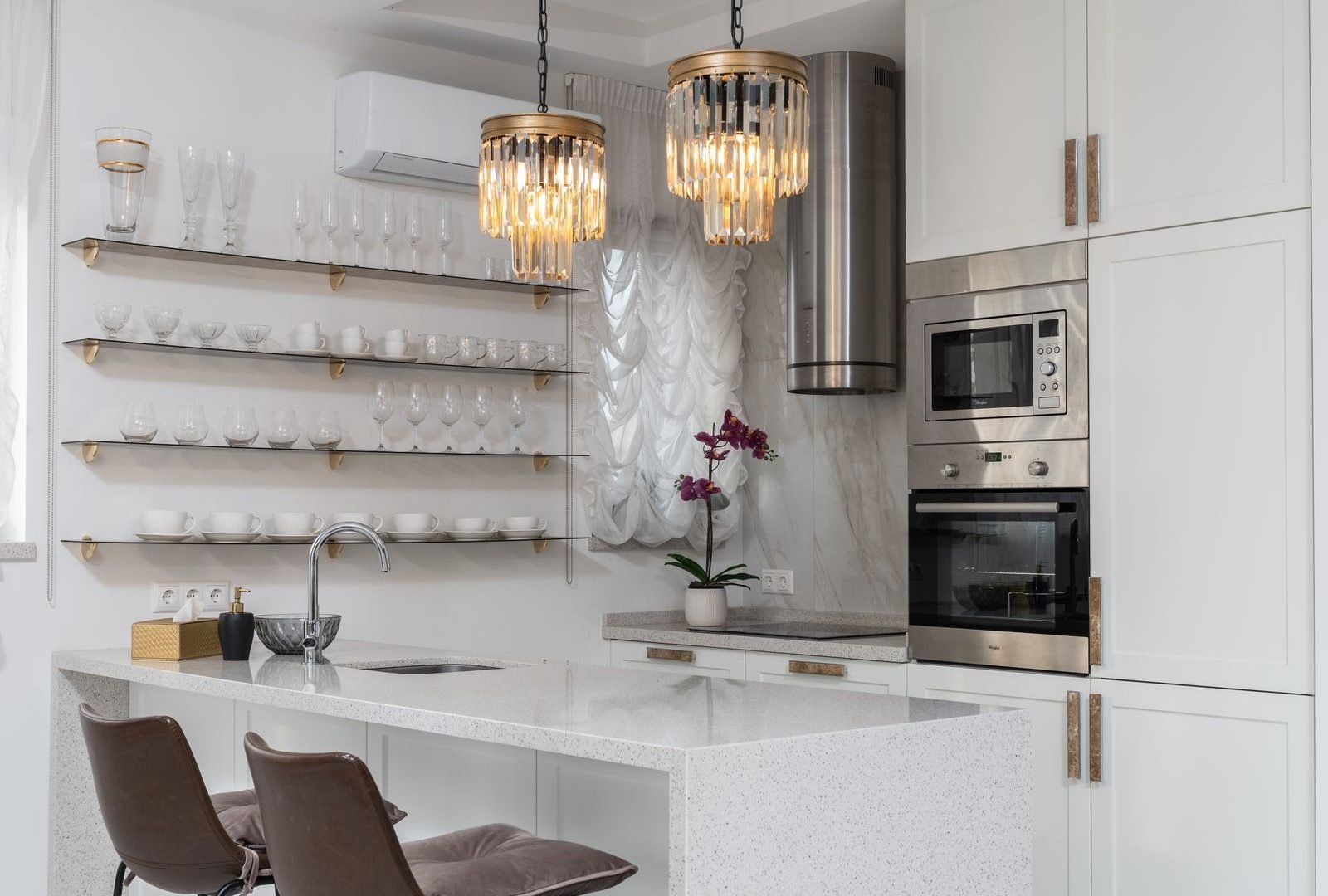 Kitchen with Calacatta quartz countertop